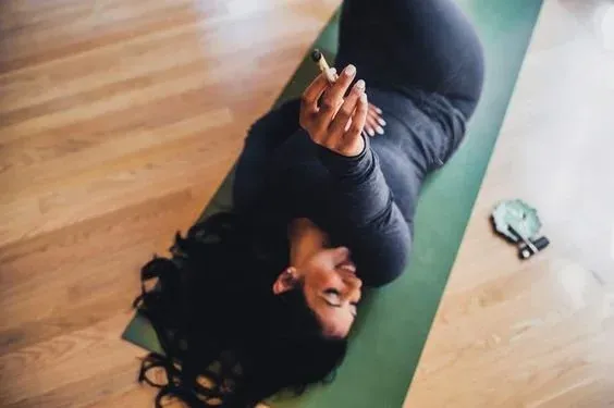 Explorando la Sinergia: Cómo el CBD Puede Mejorar tu Práctica de Yoga